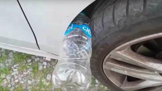 Внимание, шофьори! Веднага звънете в полицията, ако видите пластмасова бутилка между гумата и калника на колата