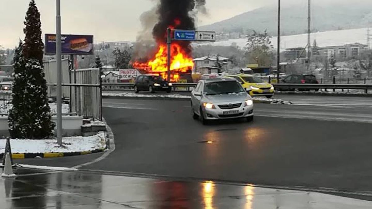 Извънредно и първо в БЛИЦ! Голям пожар лумна в София на метри от две бензиностанции (СНИМКА)