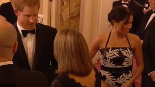 Бременната Меган разголи рамене на благотворително събитие в Лондон (ВИДЕО)