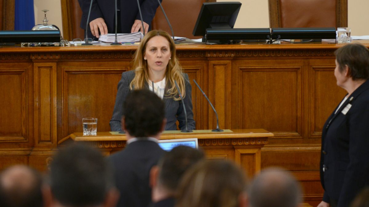 Вицепремиерът Николова със спешни мерки срещу демографската криза
