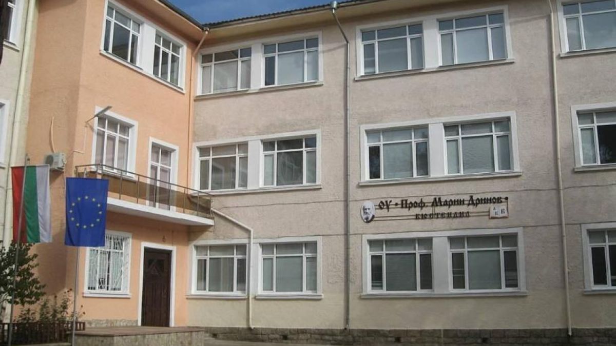 Почервенял от яд, чичо Румен влезе в класната стая, за да ремонтира чиновете, но Гого се обади и стана страшно 