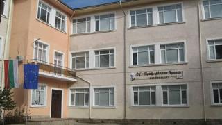 Почервенял от яд, чичо Румен влезе в класната стая, за да ремонтира чиновете, но Гого се обади и стана страшно 