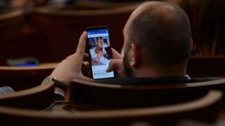 Депутат гледа пищни мадами, докато текат бурните дебати за нов вицепремиер (СНИМКИ)