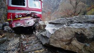 Ето какво се случи с дерайлиралия локомотив. Скалата, в която се е блъснал, е около 50 тона (СНИМКИ)