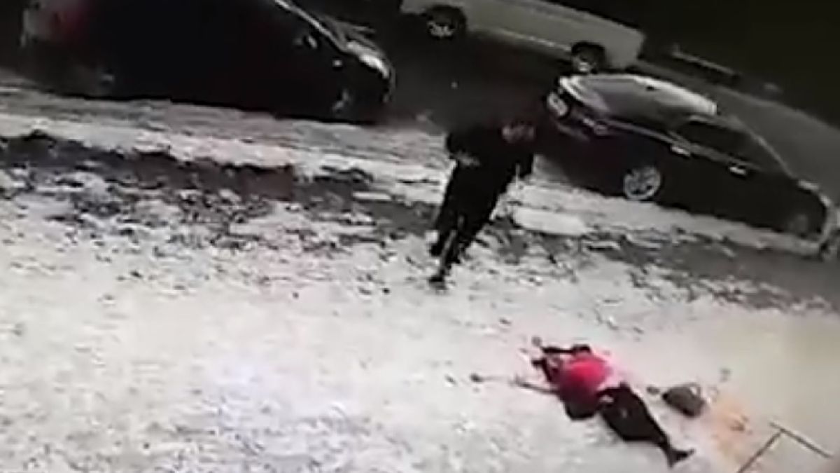 Нелепа смърт: Ледена висулка направи пенсионерка на пихтия (ВИДЕО 18+)