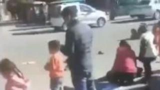 Страховито ВИДЕО: Шофьор вряза колата си в група пресичащи дечица, тела хвърчат по шосето  