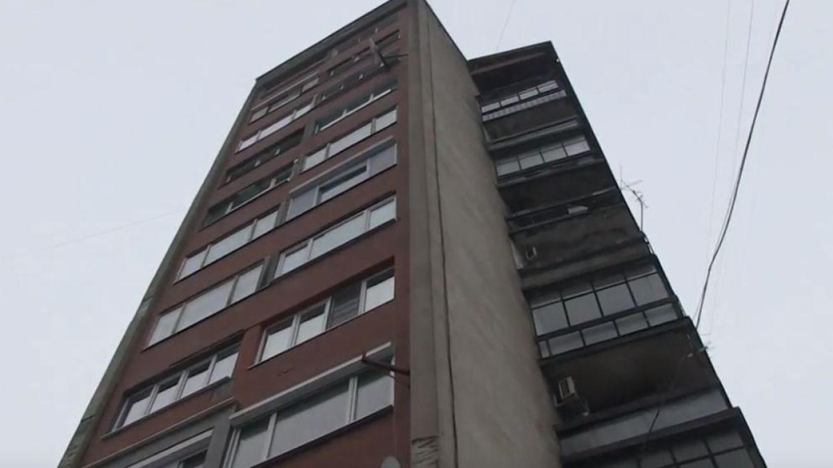 Нещо зловещо се случва в печално известния русенски блок „Русия“ (ВИДЕО)