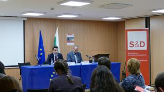 Момчил Неков: В обществото се насажда масова психоза за (е)миграция