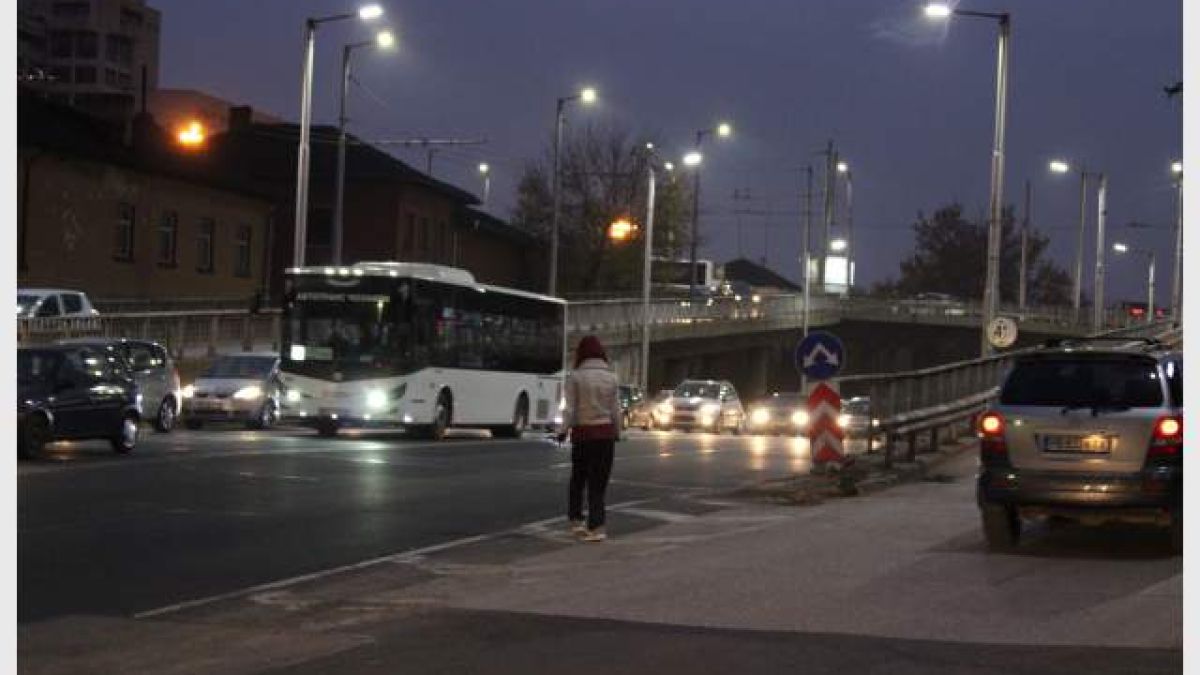 Безумец изправи косите на пловдивските шофьори! Застана насред най-натоварения булевард и... (СНИМКИ) 