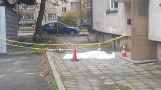 Огромна трагедия пред блок в Казанлък, пред вратата лежи труп, покрит с чаршаф (СНИМКИ/ВИДЕО)