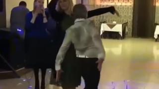 Тази лезгинка на блондинка събра очите на клиентите на ресторант (ВИДЕО)