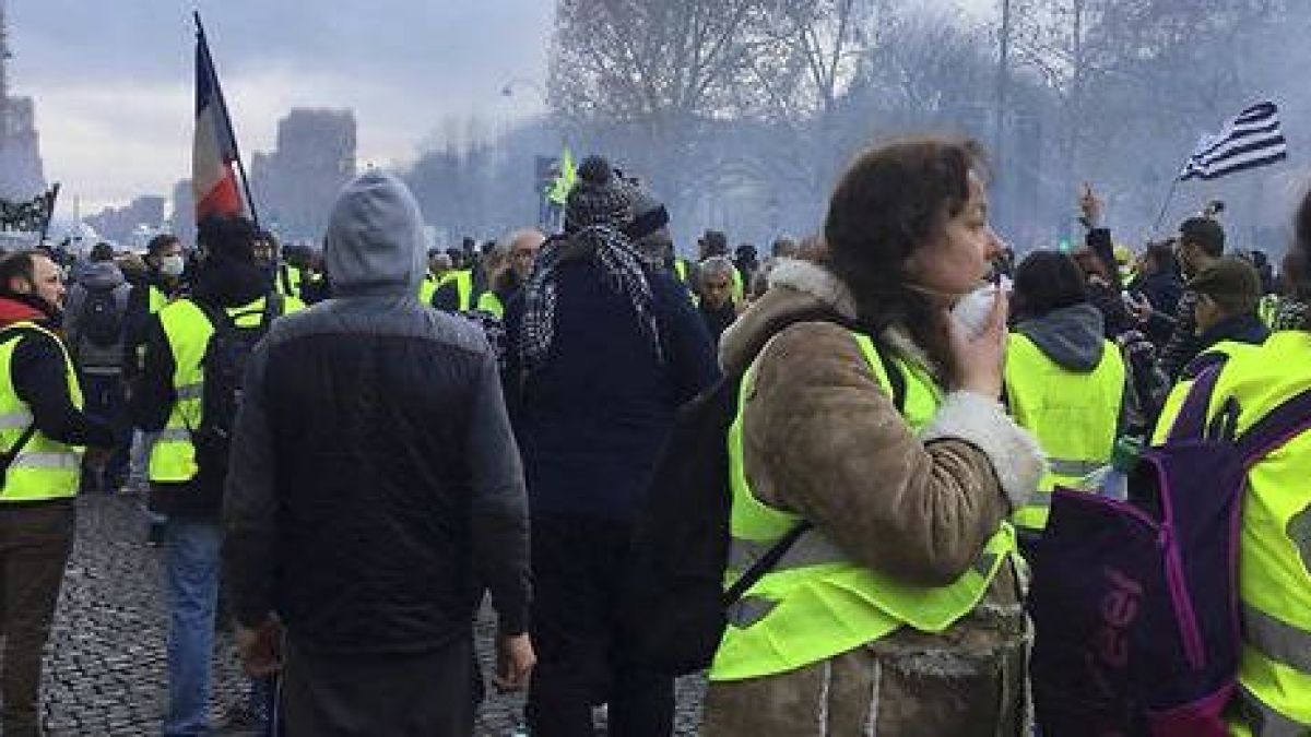 В Париж ври и кипи! "Жълтите жилетки" подпалиха Шанз Елизе, стана страшно (СНИМКИ/ВИДЕО/НА ЖИВО)