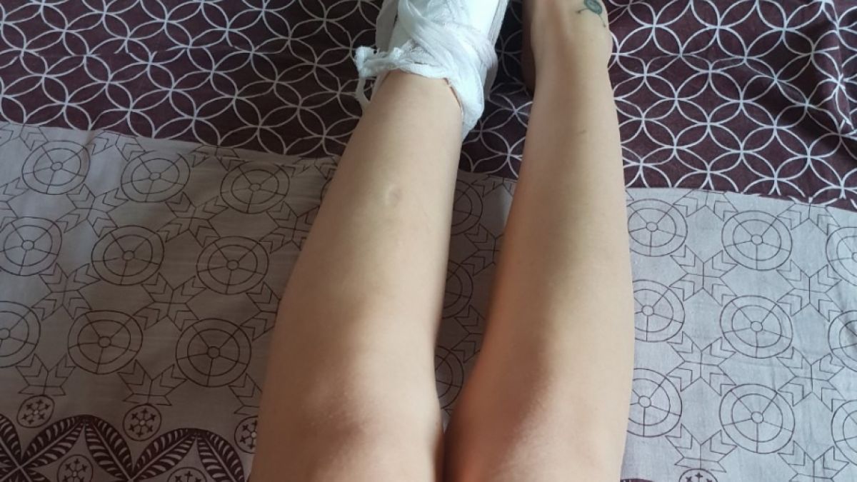 Секси блондинка остана само по бельо в студа и се хвърли в замръзнало езеро (ВИДЕО 18+)