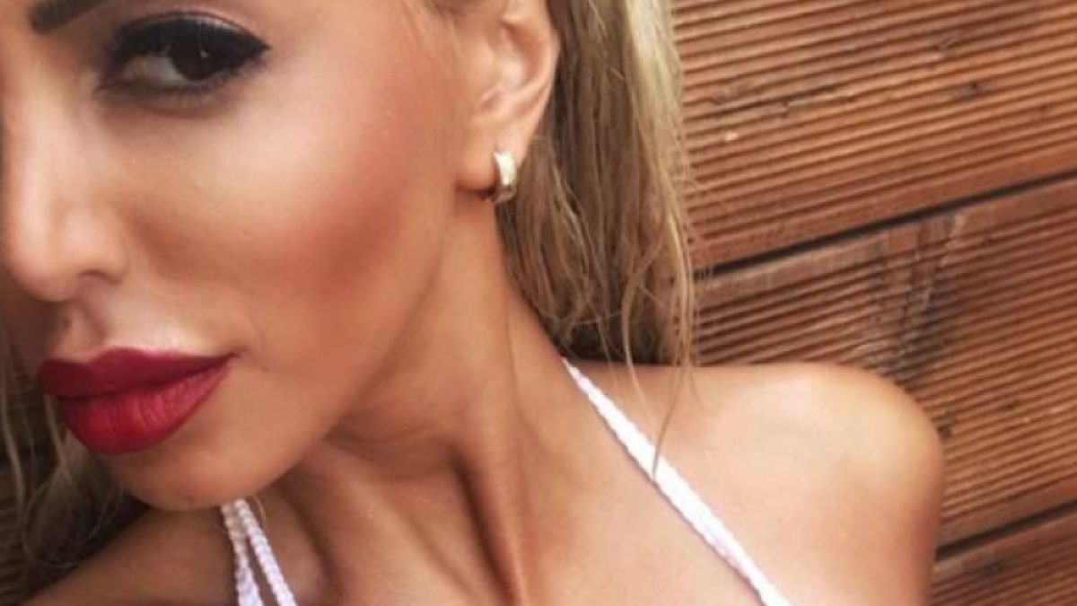 Руса секс бомба се съблича за Playboy