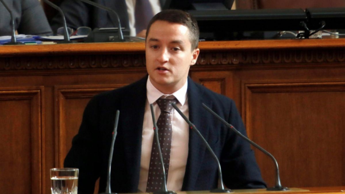 На кого показва среден пръст съпругата на депутат от БСП? (СНИМКА)
