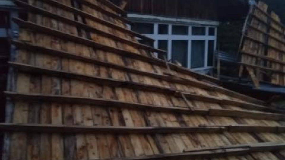 Голяма поразия под връх Ком! Ураганният вятър направи на трески покрива на новата хижа (СНИМКИ)