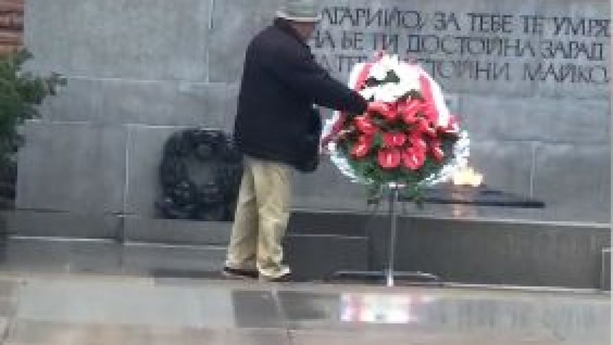 Не е за вярване каква простотия направи този старец пред Паметника на незнайния воин (ВИДЕО)