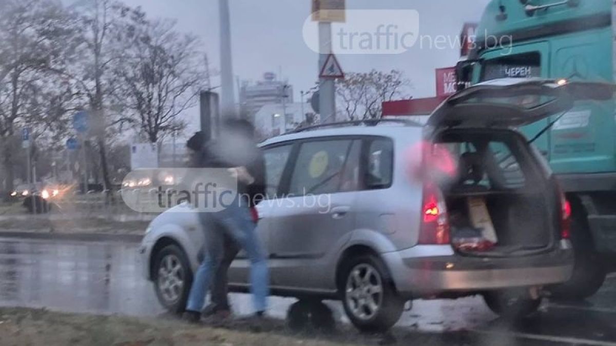 Свиреп сутрешен бой между шофьори на оживено кръстовище! (СНИМКИ)