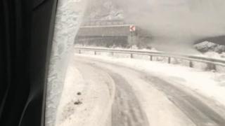 Кошмарни задръствания в половин България заради снега (СНИМКИ)
