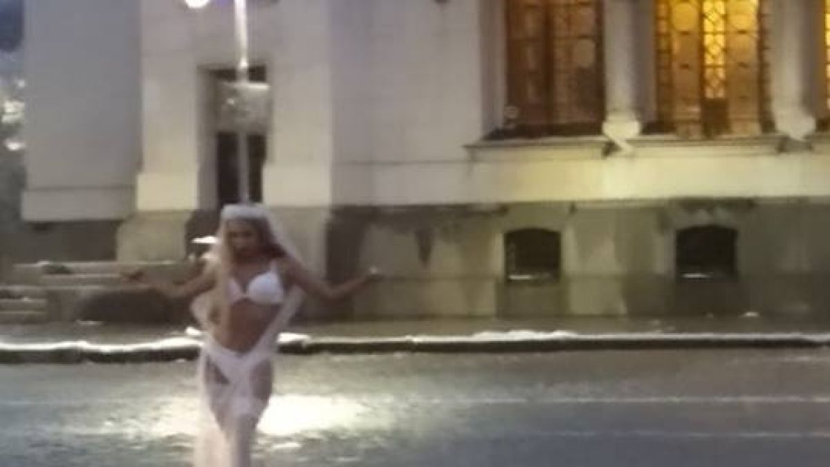 Само в БЛИЦ! Полугола русокоса мадама по бельо втрещи софиянци (СНИМКИ 18+)