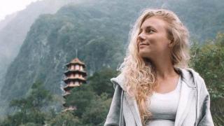 Пътешественичка показа пикантна фотосесия по бански (СНИМКИ)