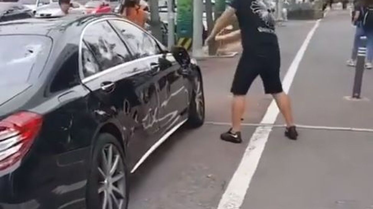 Наказателна акция: Направиха на сол Mercedes S63 AMG за над 200 бона (ВИДЕО)