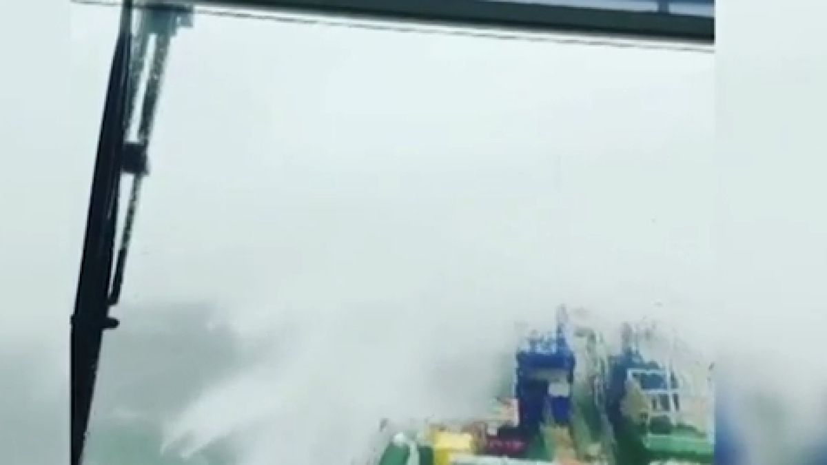 Невиждана по мощ буря бушува в Черно море, подхвърля корабите като играчки (ВИДЕО)