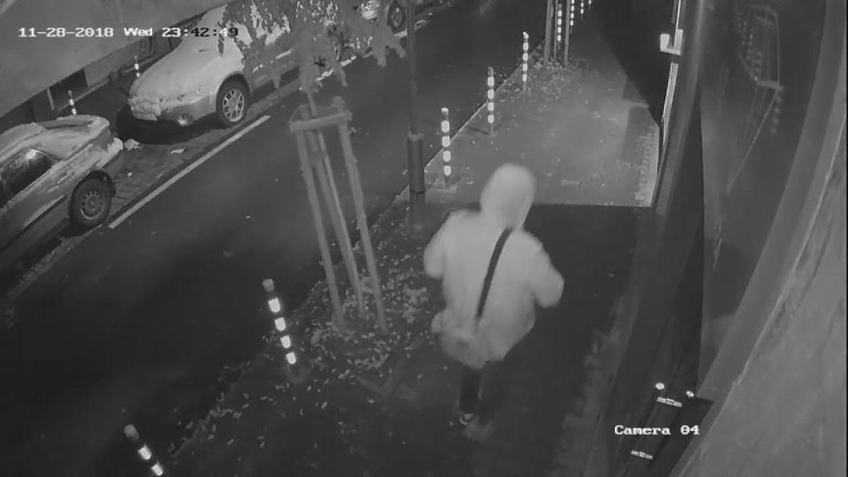 Виждали ли сте този крадец? Направи нещо много гнусно в центъра на София (СНИМКИ/ВИДЕО)
