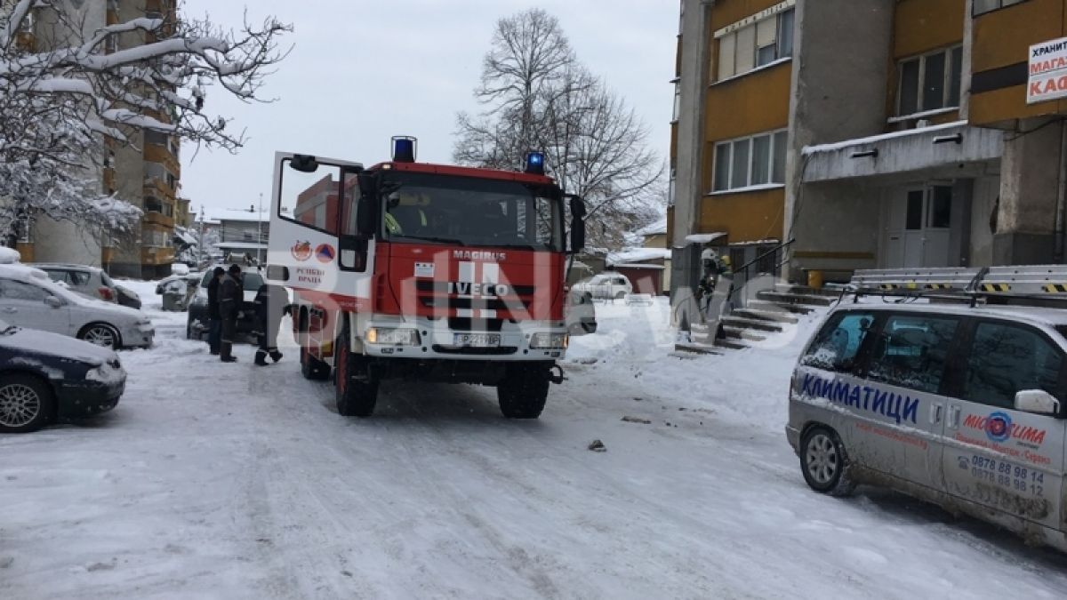 Евакуираха 18-етажен блок във Враца заради пожар