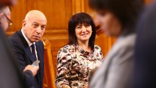 Липсващи депутати спасиха машинното гласуване, но Караянчева ги прецака