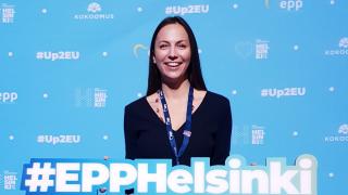 Красива евродепутатка последва примера на Борисов СНИМКА