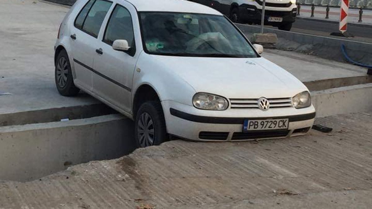 Кола влезе до половината в огромен трап на най-натоварения пловдивски булевард (СНИМКА)