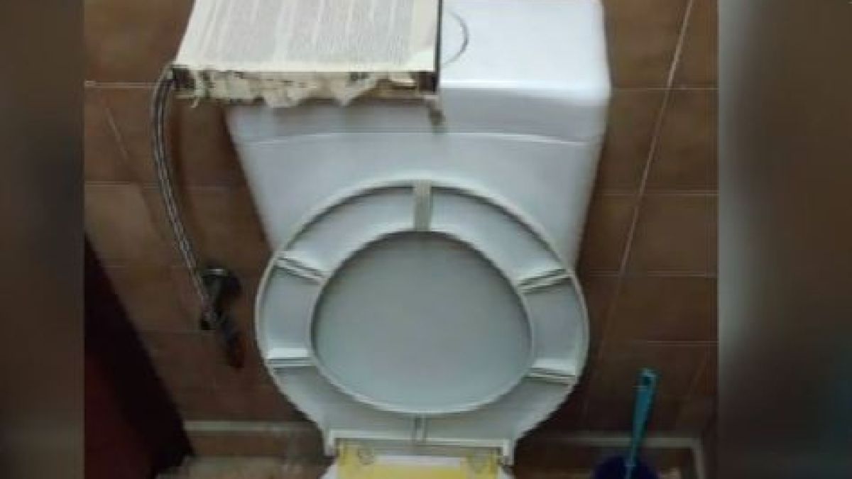 Цялата мрежа изпадна в потрес от СНИМКИТЕ, направени в тоалетната на читалище в Благоевград