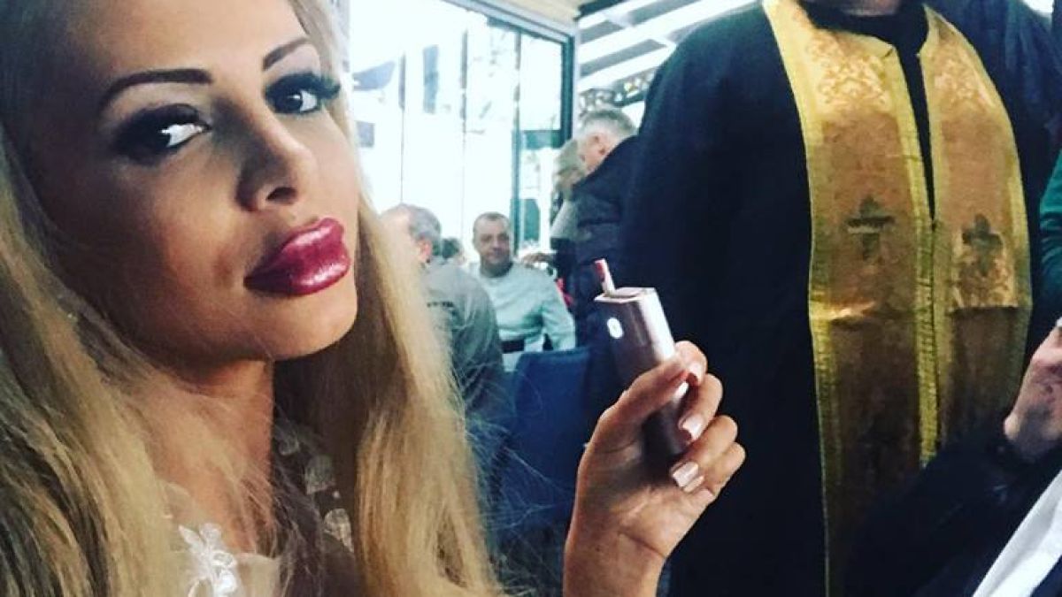 Само в БЛИЦ! Голата руса булка пред храма „Александър Невски", забъркала неописуема гавра, показа още по-скандални СНИМКИ и ВИДЕА (18+)