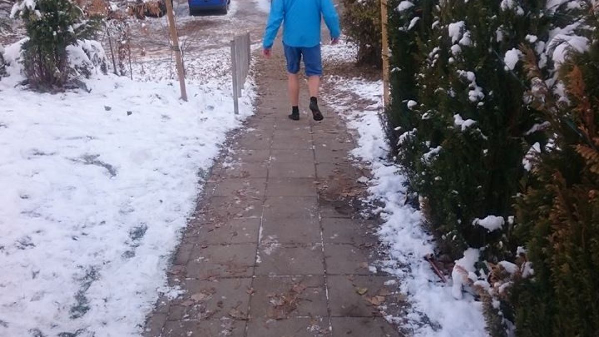 Само в БЛИЦ! Шокиращо е какво направи този младеж в най-големия студ (СНИМКА)