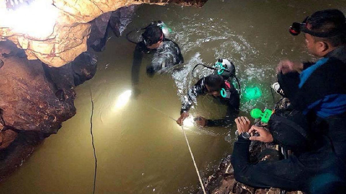 Нещо невиждано става край зловещата пещера, където спасиха 12 деца и треньора им! Туристите прииждат на тълпи