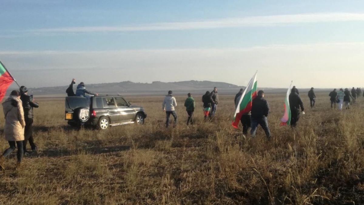 Протестиращи "атакуват" магистрала "Тракия" през нивите в Старозагорско! Огромен кордон полицаи ги причакаха и...  (СНИМКИ)