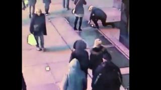 Влюбен младеж предложи брак на приятелката си насред „Таймс Скуеър“, но нещо се обърка и сега цялата полиция го издирва (ВИДЕО)