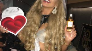 Само в БЛИЦ! Голата булка от храма „Александър Невски“ в скандална интимна близост с друга жена, а зад тях лъсна... (СНИМКИ 18+)