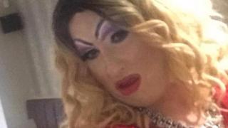 Директор на частно школо скандализира всички с тайните си сценични превъплъщения в женски дрехи (СНИМКИ/ВИДЕО)