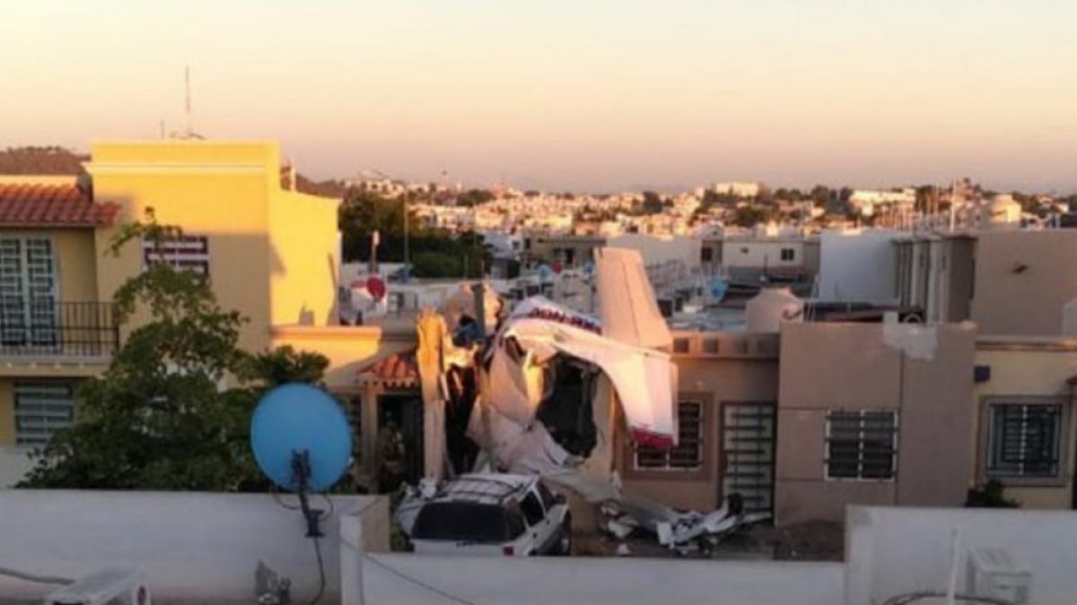 Малък самолет рухна върху жилищна сграда в Мексико, има загинали (СНИМКИ/ВИДЕО)