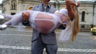 Скандални СНИМКИ 18+ доказаха с кой мачка чаршафите полуголата булка от храма "Александър Невски"! 