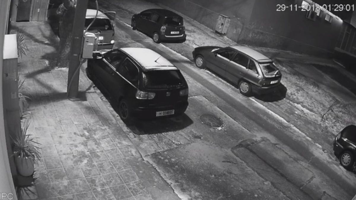ВИДЕО от Варна запечата как се обира кола за минути