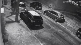 ВИДЕО от Варна запечата как се обира кола за минути