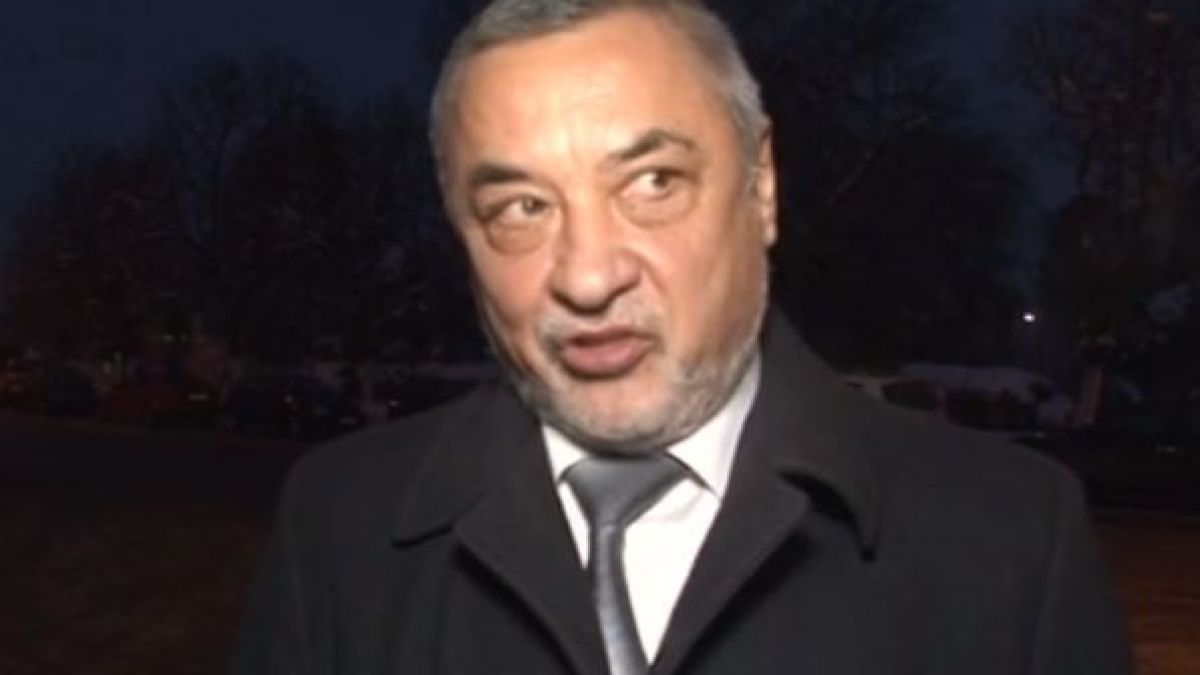 Симеонов видя зулумите, които циганите с чорапи на главите направиха в бащината му къща и... (СНИМКИ)