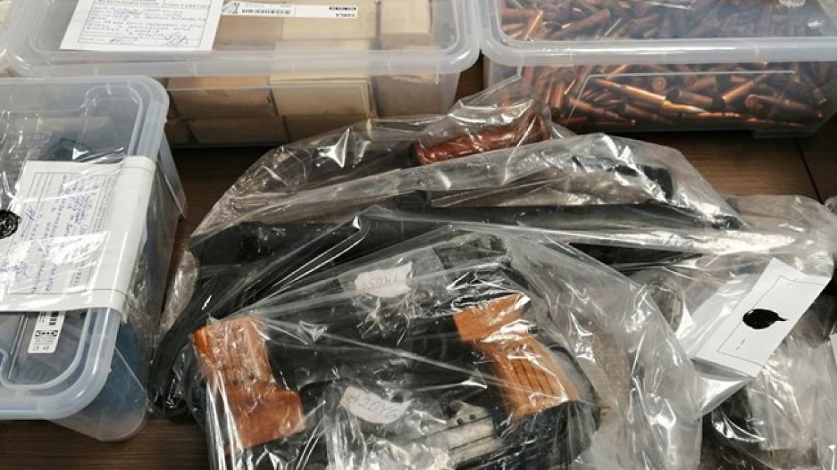 Извънредно! ГДБОП нахлу в две бандитски бърлоги, натъпкани с оръжия и боеприпаси (СНИМКИ)
