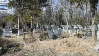 Младежи поругаха мюсюлманско гробище край Велико Търново