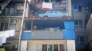 "Жигули" престоя четвърт век на балкон на 4-тия етаж, за да не го крадат