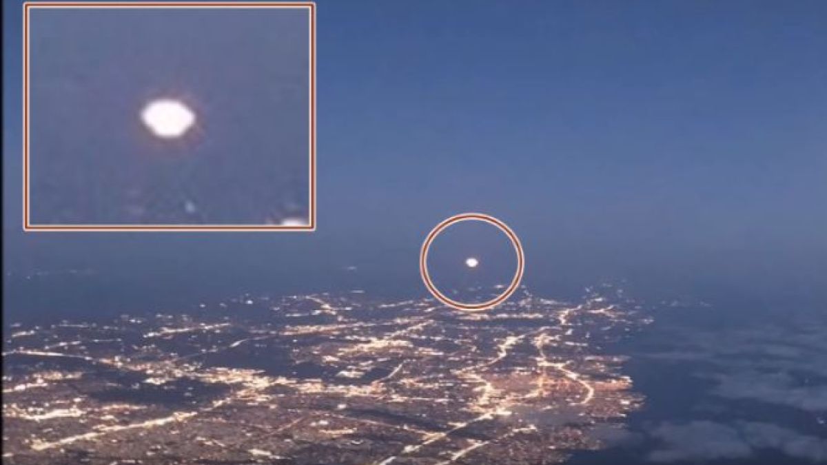Американец погледна през илюминатора на самолета в небето над Ню Йорк и онемя от видяното (ВИДЕО)