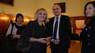 Приеха Закона за личната помощ, майките се прегръщат в пленарната зала